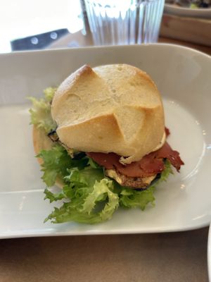 Paninetto con mopur, zucchine e formaggio veg  at Rosebymary in Milan