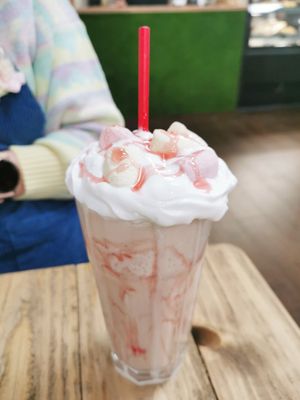 Strawberry milkshake (with sauce & marshmallows) at Vemillion in Basingstoke