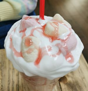 Strawberry milkshake (with sauce & marshmallows) at Vemillion in Basingstoke