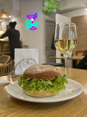 Белое полусладкое вино и сендвич Слоппи Джан на чиабатте с соевым фаршем, кукурузой и веган сыром  at Future Diner in Yerevan