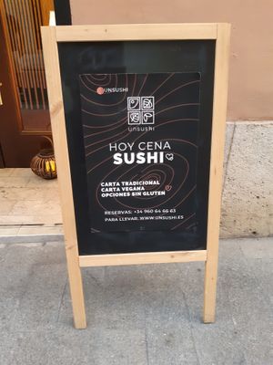 Sign at the door at Unsushi in Valencia