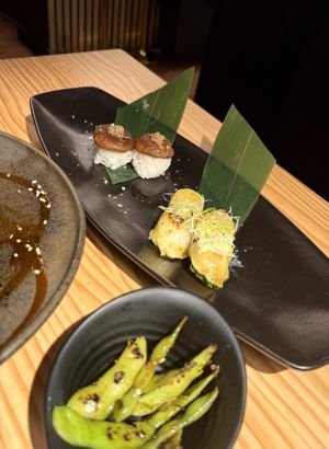 Nigiri shiitake tartuffada + Nigiri zucchini at Unsushi in Valencia