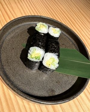 Avocado hosomaki with vegan cheese at Unsushi in Valencia