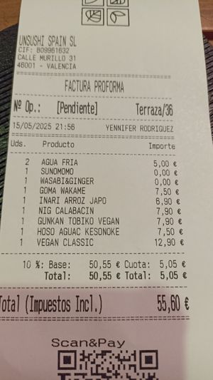 El bocado sale carísimo (raciones minúsculas, en las fotos parecen más grandes) at Unsushi in Valencia