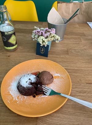 O maravilhoso petit gateau :))  at Paladares Vegan in Braga