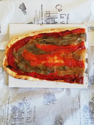 Una porció de coca d'escalivada at Forn Ca La Feliça in Torredembarra