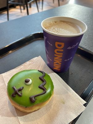 Zombie 3,70€, Toffee Nut Soy Latte medium 5,40€  at Dunkin’ in Linz