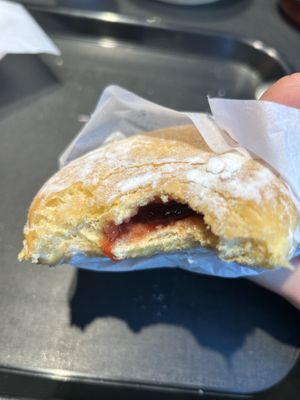 Powdered Himbeere 3,70€  at Dunkin’ in Linz