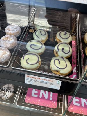 Blueberry Matcha Swirl 3,70€  at Dunkin’ in Linz