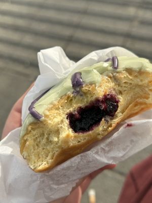 Blueberry Matcha Swirl 3,70€  at Dunkin’ in Linz