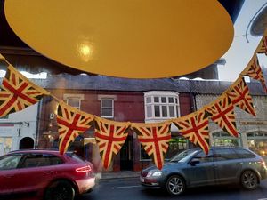 Bunting in the window 🇬🇧 (Jan 2022) at Leoni in Malton