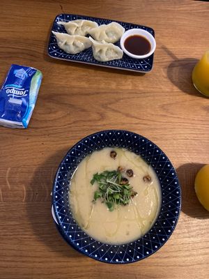 Saisonale spargelsuppe und Teigtaschen   at Shin Taiwanese Eatery in Vienna