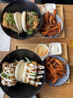 Bao Buns mit gebackenem Tofu und Kimchi und mit Kräuterseitlingen und Trüffelmayo  at Shin Taiwanese Eatery in Vienna