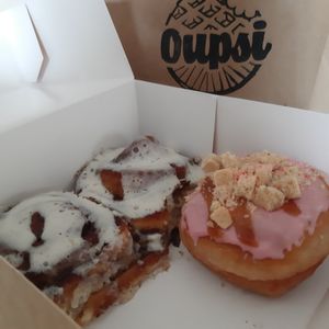 Cinnamon rolls and donuts 😍😍 at Oupsi  in Lyon