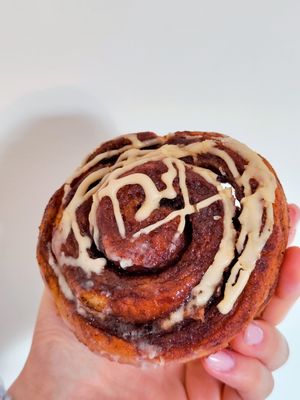 Cinnamon roll at Oupsi  in Lyon