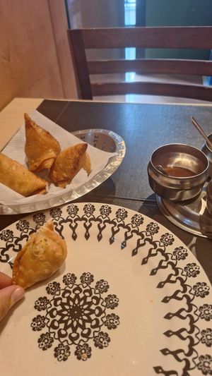 Samosas do restaurante. Trouxeram um molho não vegano sem me perguntar! at Curry's Culinária Indiana in Sao Paulo