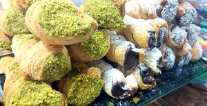 Delicias de hojaldre pistacho, chocolate y avellanas at Coronados Panaderia Pasteleria & Take Away in Valencia