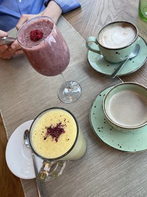 Smoothie, golden milk and coffee  at Las Vegan in Gdynia