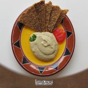 onion bread and humus at eten vol leven in Antwerpen