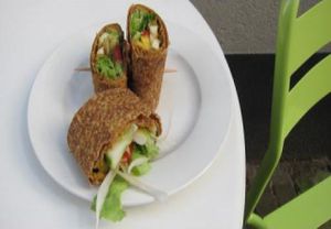 raw flat bread wrap at eten vol leven in Antwerpen