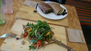 Raw wraps & pizza at eten vol leven in Antwerpen