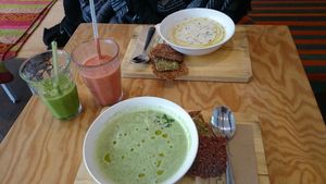 Raw soup at eten vol leven in Antwerpen
