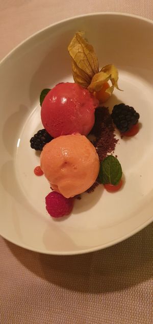 strawbeery and raspberry ice cream at Lackner Stubn in Lagundo