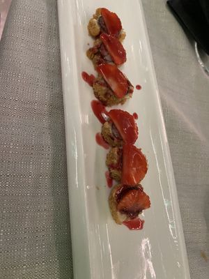 Fufomaki fritto con riso e fragole  at Yang Asian in Bagnolo Mella