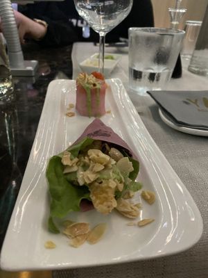 Temaki con riso venere, fiore di zucca in tempura, insalata, salsa di rucola e mandorle  at Yang Asian in Bagnolo Mella