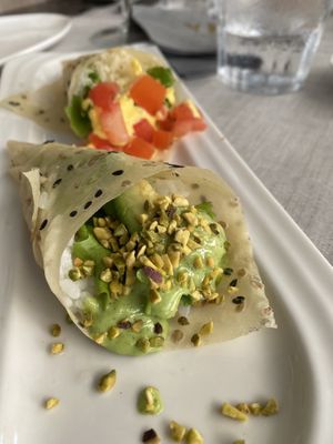 Temaki con riso, insalata, avocado, salsa alla rucola e granella di pistacchio  at Yang Asian in Bagnolo Mella