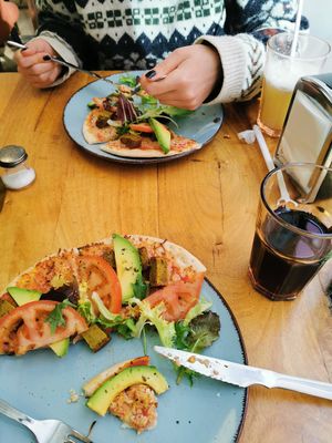 Vegan pizza at Pikis Labis in Sevilla