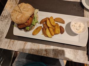 Hamburguesa estilo pollo vegano at La Iguana  in Lloret De Mar
