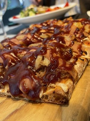 Pizza texana vegana (mortadela, ternera picada, cebolla, salsa barbacoa) 15€ feb/2024  at La Iguana  in Lloret De Mar