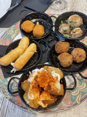 Surtido de 5 tapas veganas. Hay de 10 tmb  at La Iguana  in Lloret De Mar