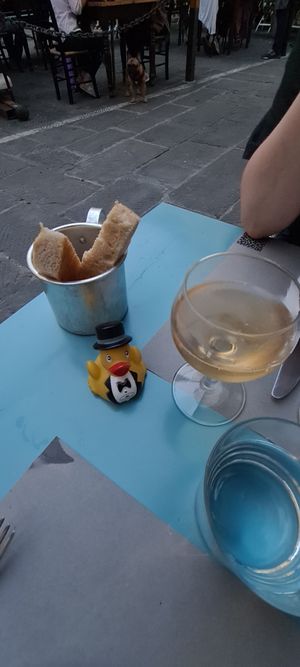 Sparkling wine and nice bread at 5 e Cinque in Florence