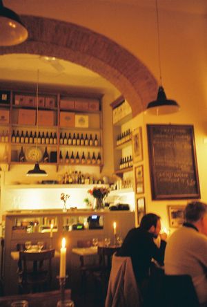 warm and sleek decor at 5 e Cinque in Florence