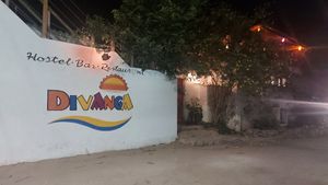 The outside and main entrance at Divanga Hostel in Taganga