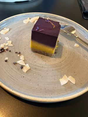 Mango Heidelbeer „Superfood cake" at URBEAN in Dresden