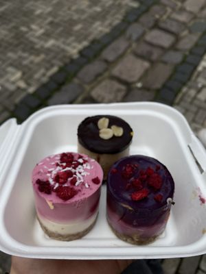 Einmal snickers , Himbeere Zitrone und Heidelbeere! Heidelbeere war am besten!   at URBEAN in Dresden