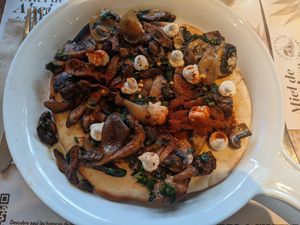 Pita bread with mushroom and more - 3.5/5 at Crepes & Waffles in Medellin