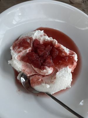 Kokos-Pannacotta mit Erdbeersoße (vegan)  at Tellerrand in Nuremberg