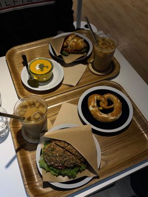 Vegan sandwiches (one saatensemmel and one laugenzopf), pumpkin soup (so good!) and coffee latte (they don’t have espresso tho, so it’s drip coffee with oat milk)  at 395 Bakery in Seoul