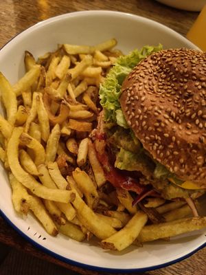 Avocado burger at Les Super Filles du Tram in Brussels