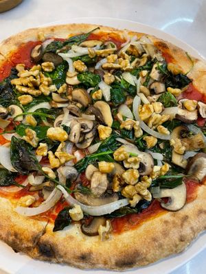 Fungi pizza (vegan) at Prima Pizza in Lisbon