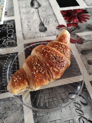 Brioche vegana con marmellata di arance at Sweet Moment in Bologna