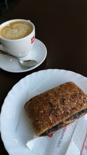 Saccottino al cioccolato vegano e cappuccino con latte di soia at Sweet Moment in Bologna