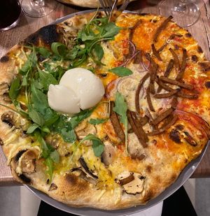 1/2 et 1/2 pizza avec vegan burrata  at Bella Vita in Strasbourg