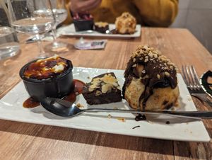 Vegan café gourmand : cream cheese, chocolate cake and chocolate calzone at Bella Vita in Strasbourg