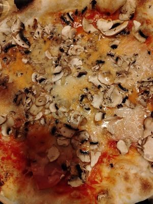 Pizza Regina Vegan (base tomate, fromage végétal râpé, jambon végétal et champignons de Paris) at Bella Vita in Strasbourg