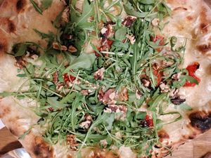 Pizza chèvre-érable (crème végétale, fromage de chèvre végétal, roquette, tomates confites, noix et sirop d'érable) at Bella Vita in Strasbourg